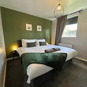  Villa The School House, 3 Bed With Tv's In Rooms, 2 Double And One Queen Size Where The Bed Be Split Into 2 Twin Beds, 2 Bathrooms, Fully Equipped Kitchen, Free Off Street Parking, Wifi, Long Rates Available With Honeycomb Hosts